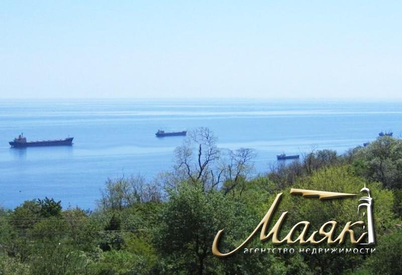 Коттедж находится на высоте 140 м над уровнем моря, в одном из самых популярных районов Варны и предлагает превосходную морскую панораму с видом на мыс Калиакра
