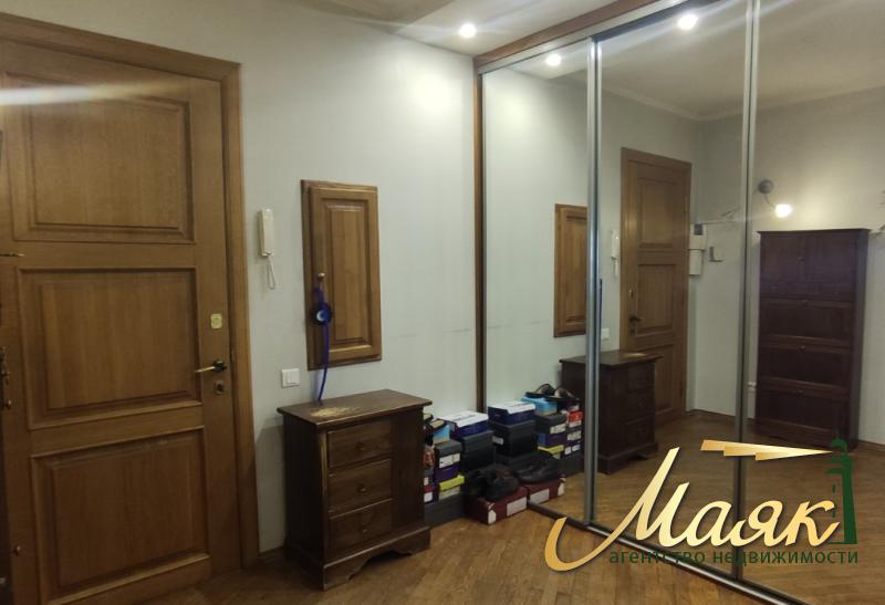 Предлагаем к продаже трехкомнатную квартиру в элитном доме в центре Александровского р-на.