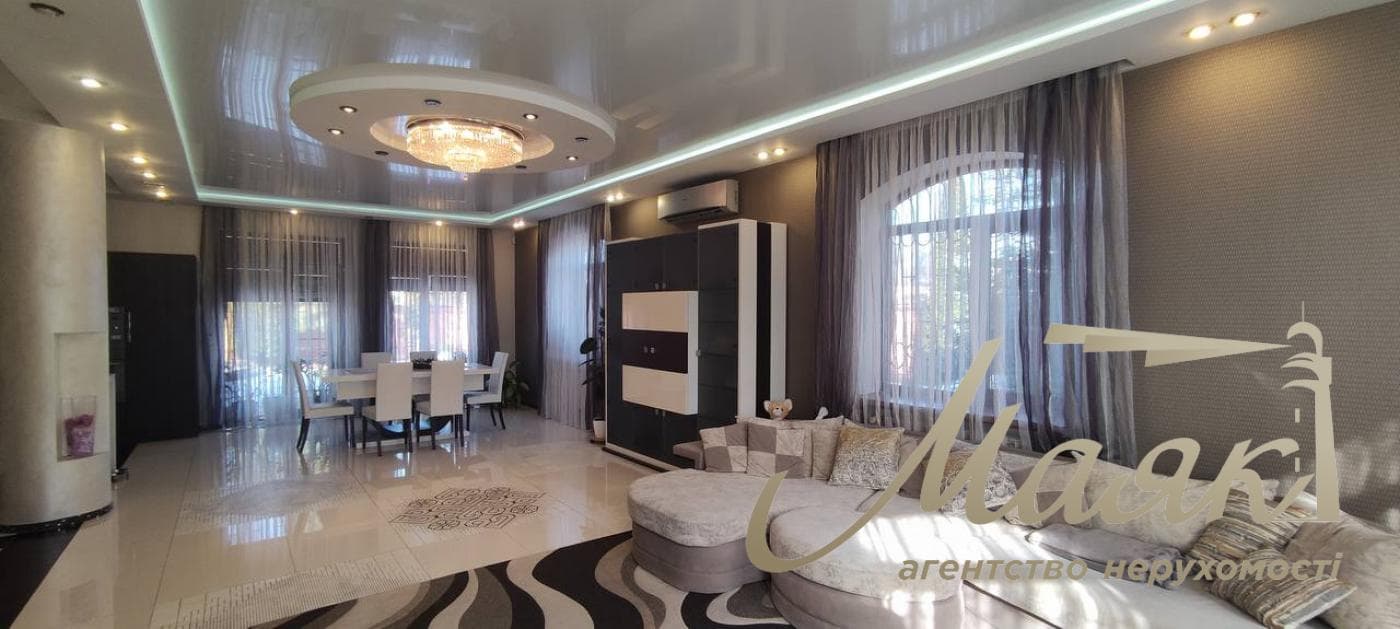 Сучасний будинок 235 м² із сонячними панелями, гаражем, дизайнерським ремонтом та ділянкою 9,8 соток!
