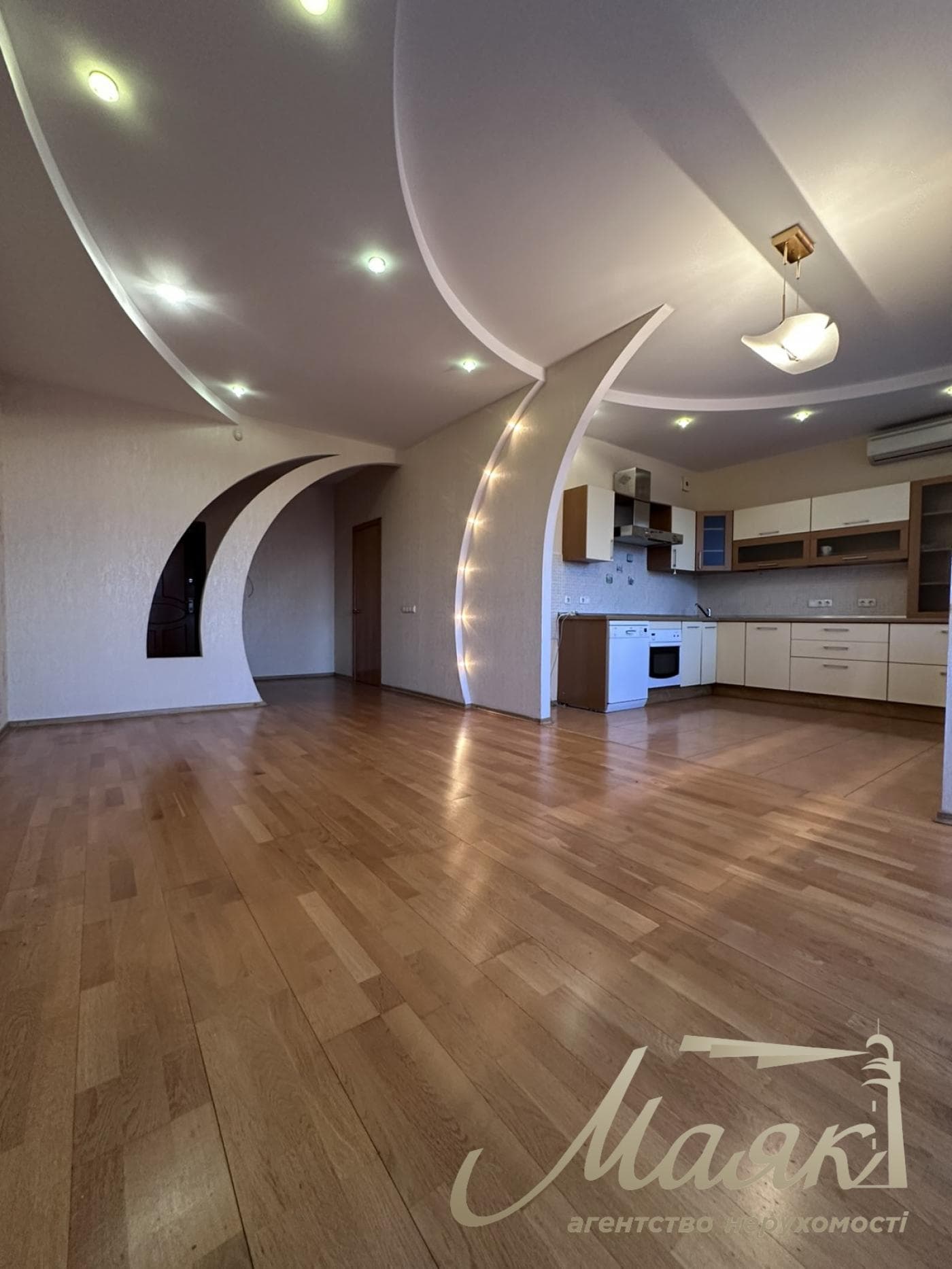 Продаж эксклюзивної 3 кімнатної квартири в Центрі міста