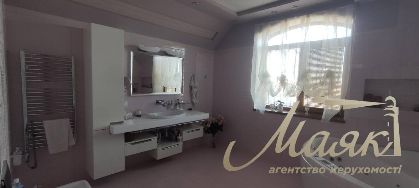 Сучасний будинок 235 м² із сонячними панелями, гаражем, дизайнерським ремонтом та ділянкою 9,8 соток!