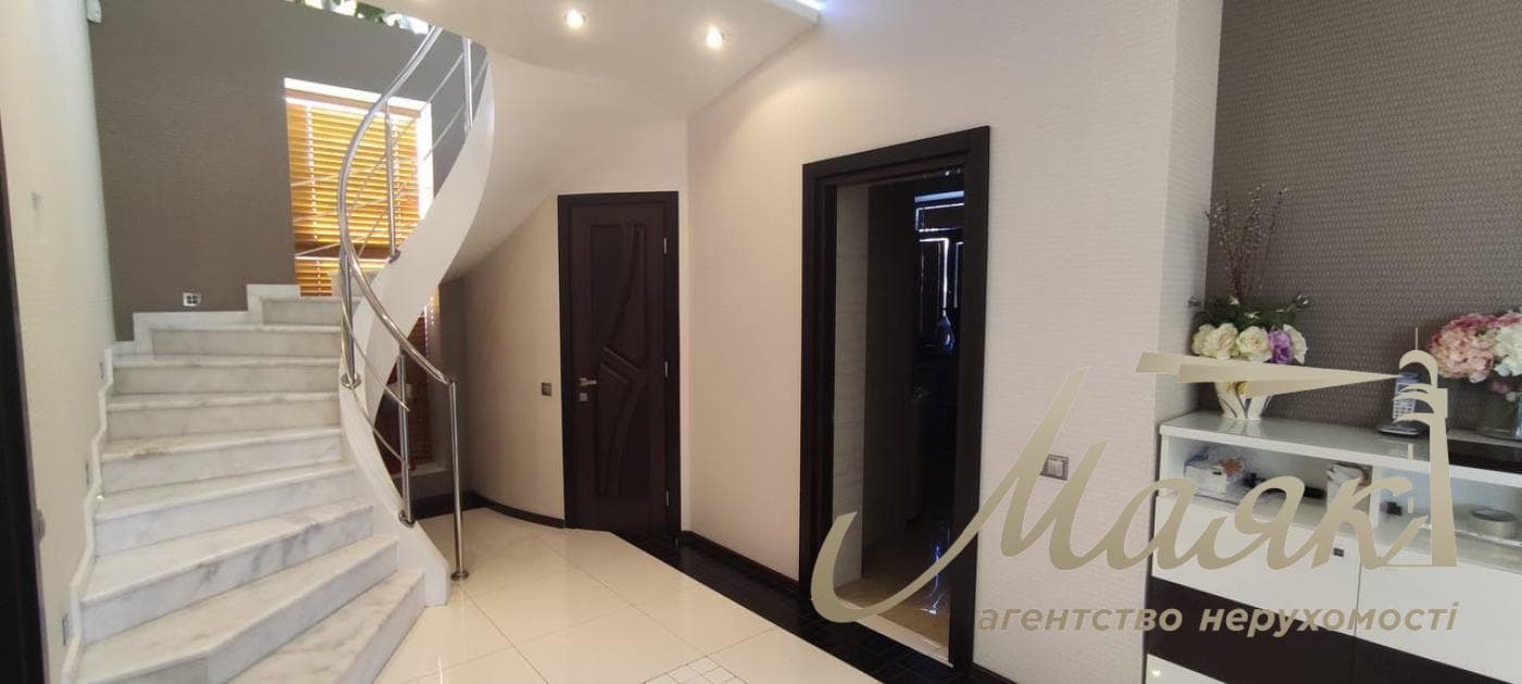 Сучасний будинок 235 м² із сонячними панелями, гаражем, дизайнерським ремонтом та ділянкою 9,8 соток!