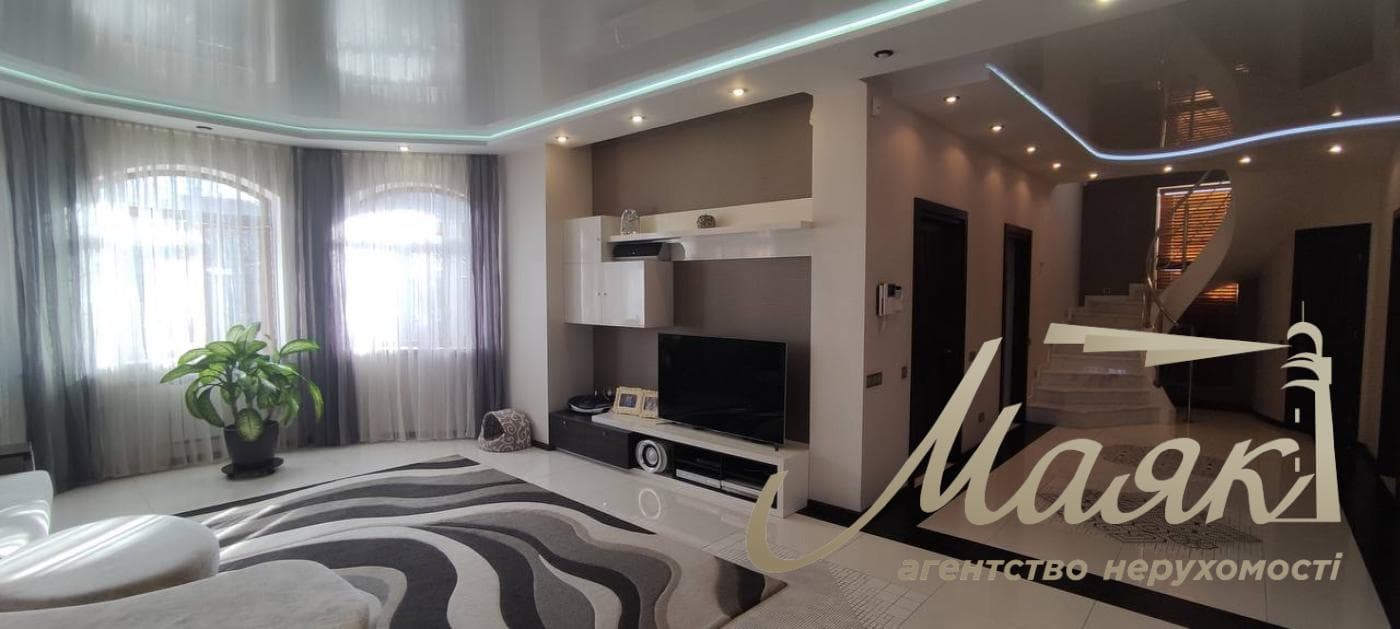 Сучасний будинок 235 м² із сонячними панелями, гаражем, дизайнерським ремонтом та ділянкою 9,8 соток!