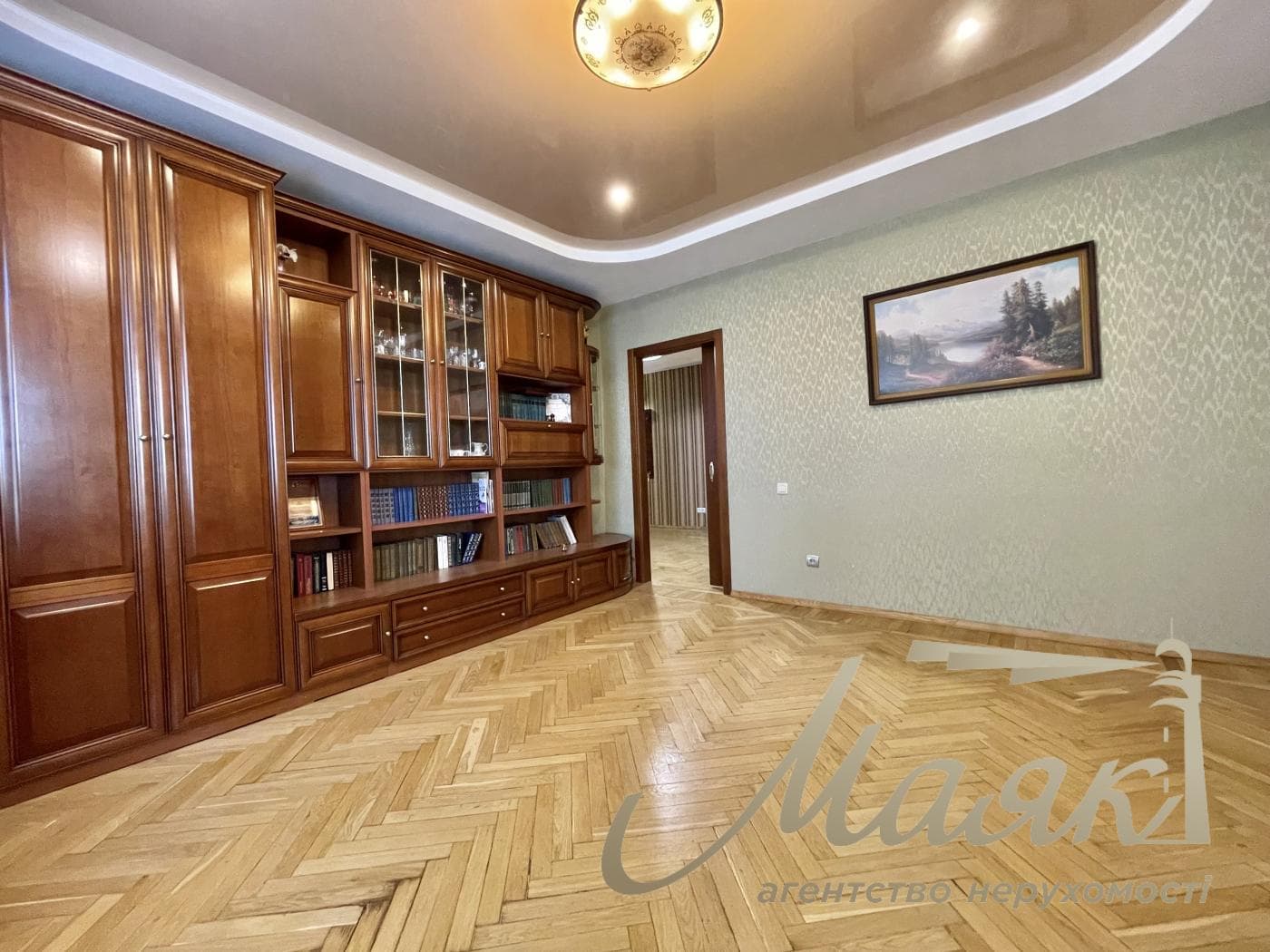 Продаж 2 кімн. квартири в «обкомівському» будинку