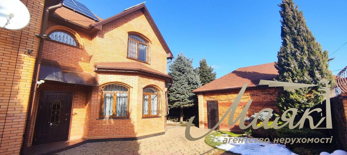 Сучасний будинок 235 м² із сонячними панелями, гаражем, дизайнерським ремонтом та ділянкою 9,8 соток!