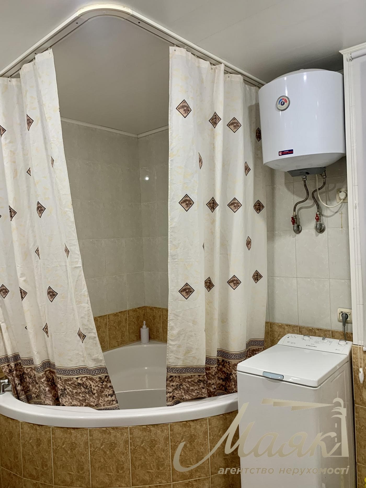 Продаж 2к кв на Бочарова з видом на парк СВІТЛО Є
