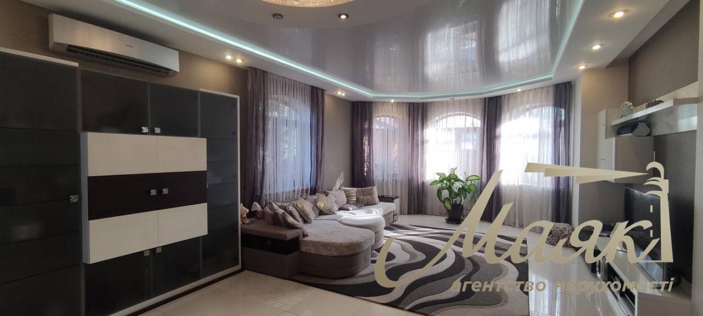Сучасний будинок 235 м² із сонячними панелями, гаражем, дизайнерським ремонтом та ділянкою 9,8 соток!