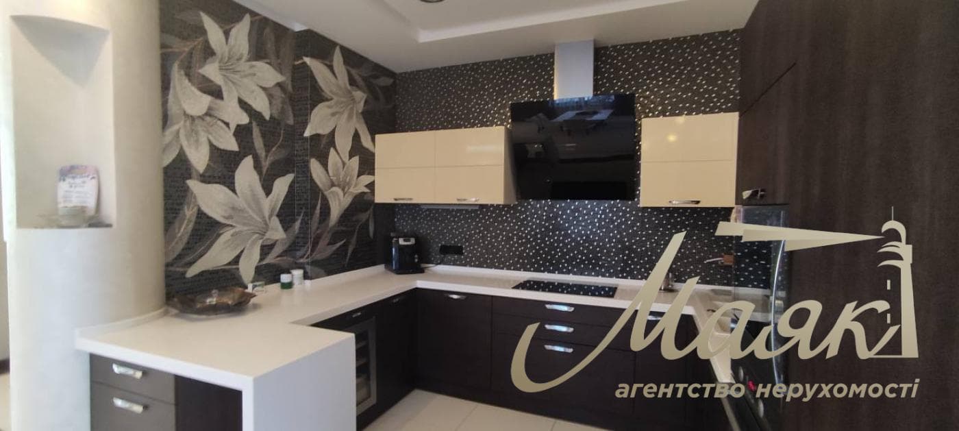 Сучасний будинок 235 м² із сонячними панелями, гаражем, дизайнерським ремонтом та ділянкою 9,8 соток!