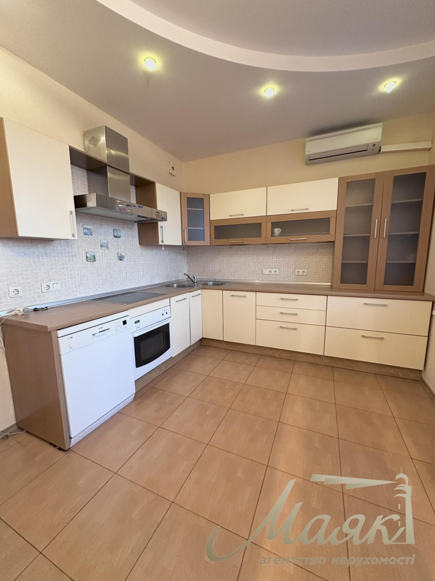 Продаж эксклюзивної 3 кімнатної квартири в Центрі міста