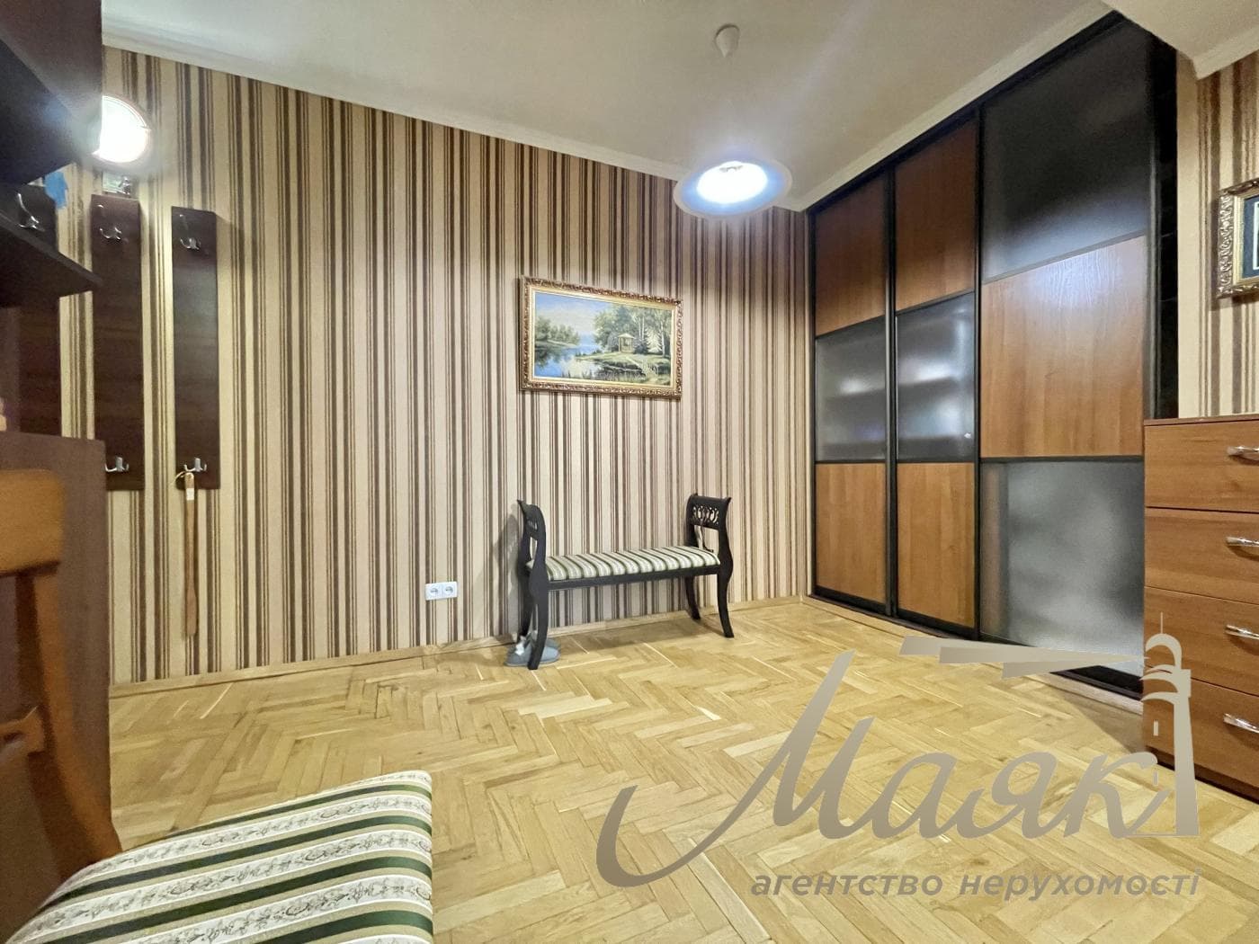 Продаж 2 кімн. квартири в «обкомівському» будинку
