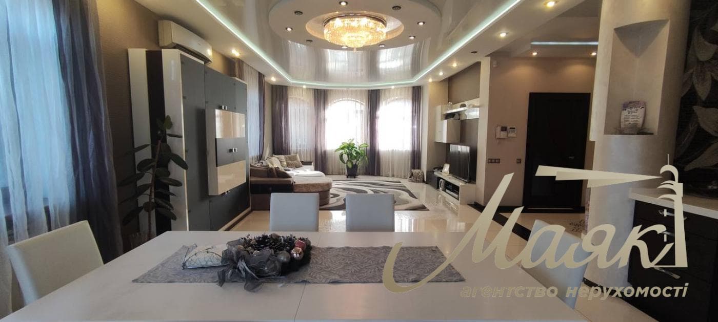 Сучасний будинок 235 м² із сонячними панелями, гаражем, дизайнерським ремонтом та ділянкою 9,8 соток!