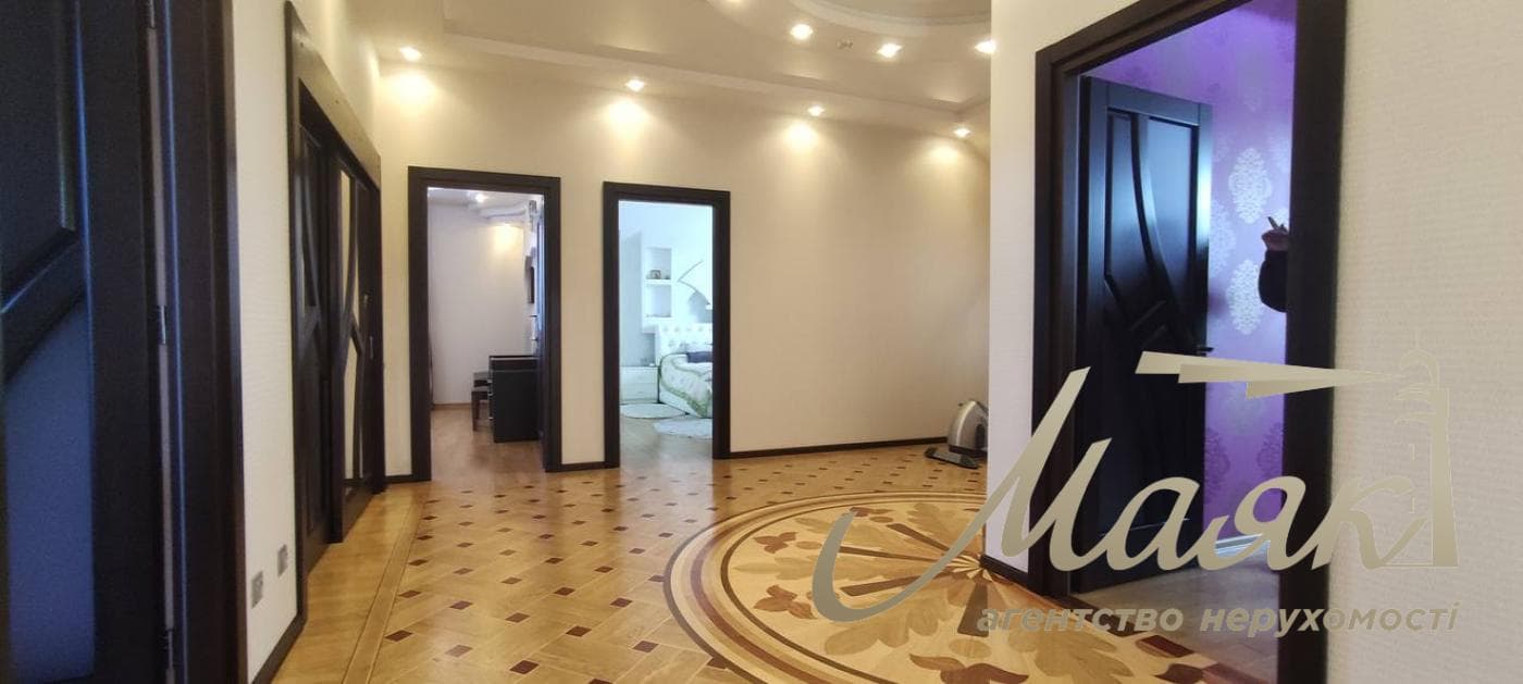 Сучасний будинок 235 м² із сонячними панелями, гаражем, дизайнерським ремонтом та ділянкою 9,8 соток!