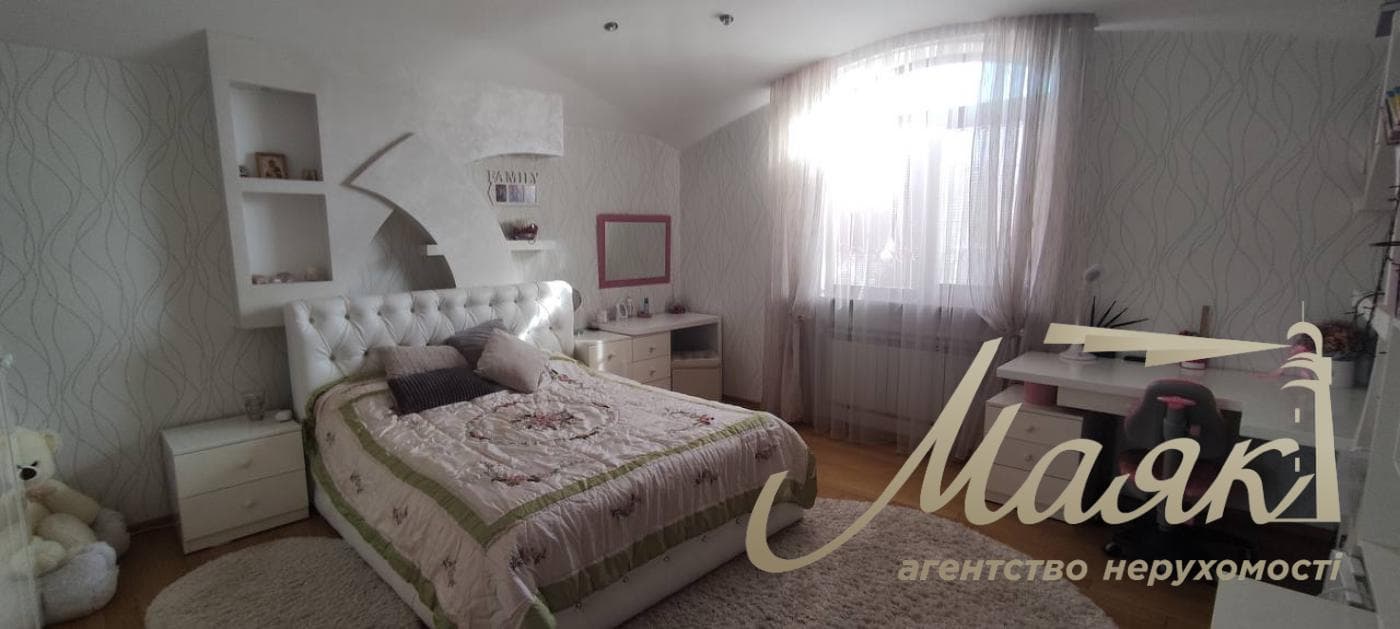 Сучасний будинок 235 м² із сонячними панелями, гаражем, дизайнерським ремонтом та ділянкою 9,8 соток!