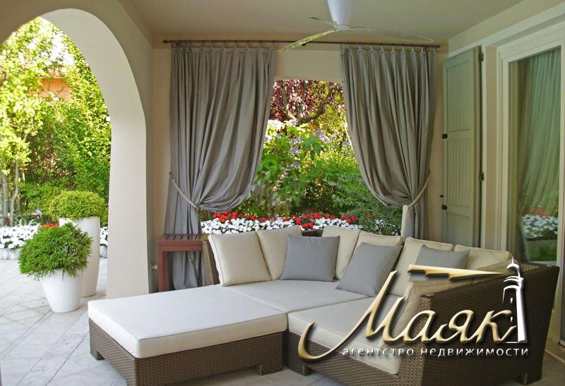 Вилла с бассейном.