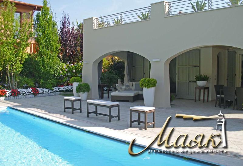 Вилла с бассейном.