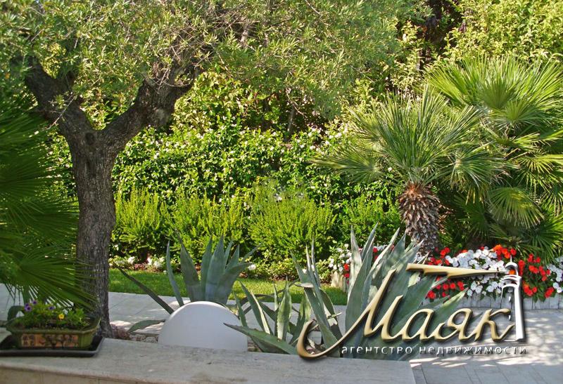 Вилла с бассейном.