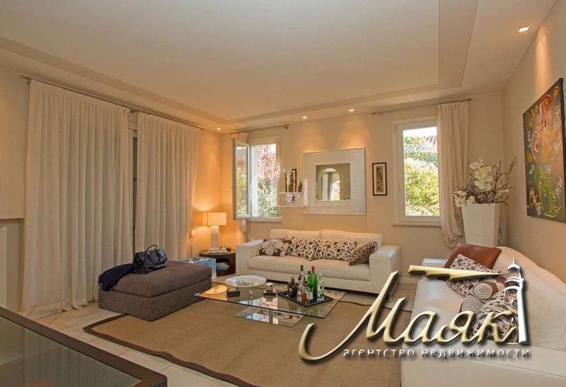 Вилла с бассейном.