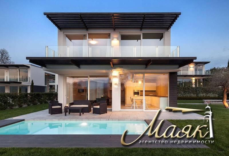 Виллы в современном стиле с большим садом и частным бассейном.