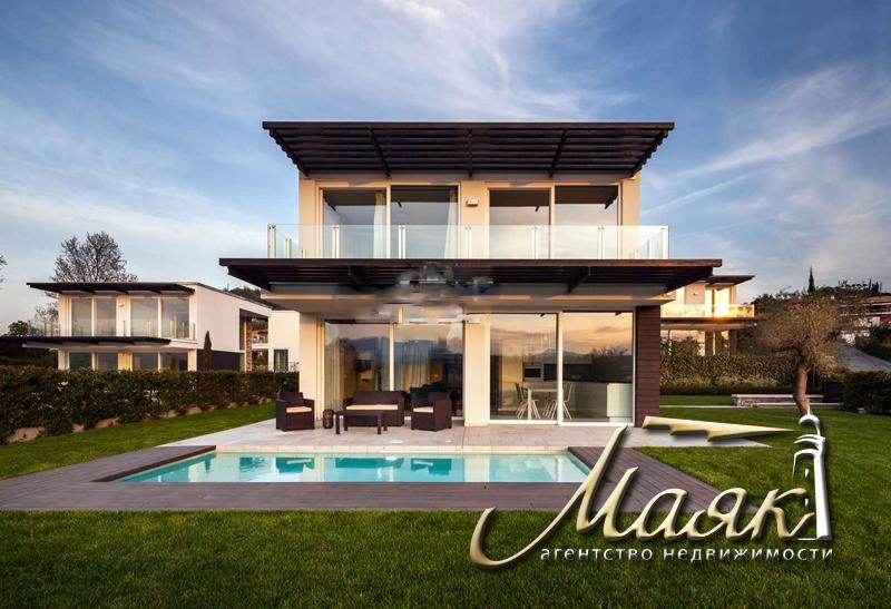 Виллы в современном стиле с большим садом и частным бассейном.