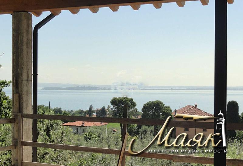 Вилла на озере Гарда.