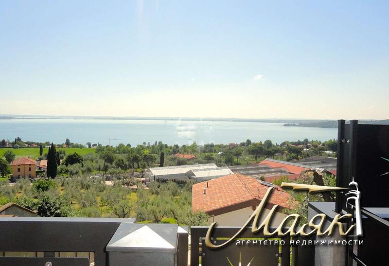 Вилла на озере Гарда.