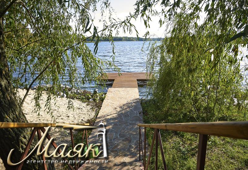 Дом, построенный по уникальному проекту в живописном уголке на берегу Днепра.