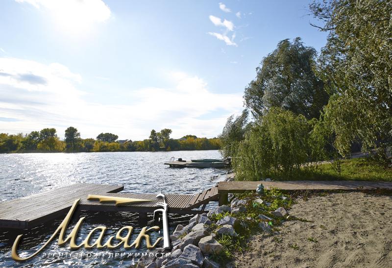 Дом, построенный по уникальному проекту в живописном уголке на берегу Днепра.