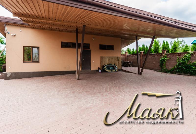 Дом, построенный по уникальному проекту в живописном уголке на берегу Днепра.