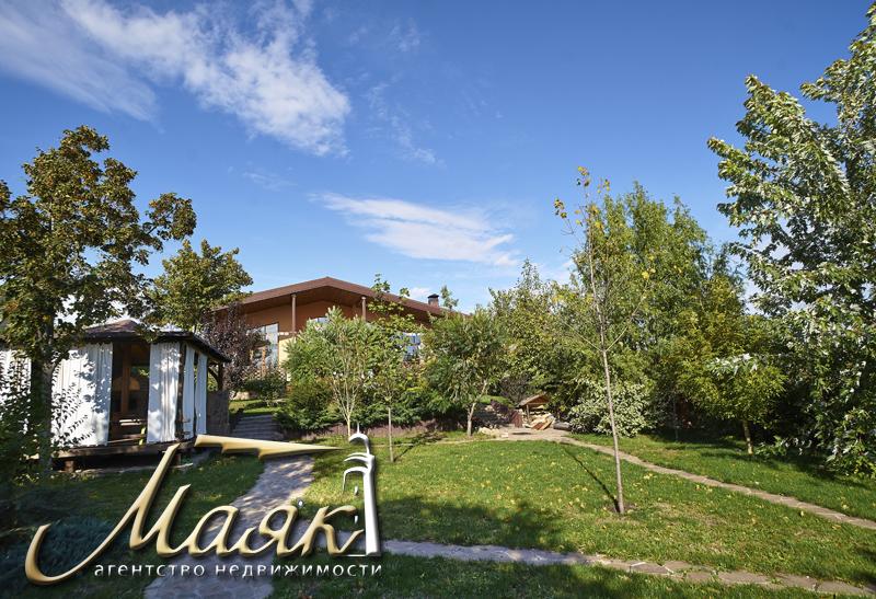 Дом, построенный по уникальному проекту в живописном уголке на берегу Днепра.