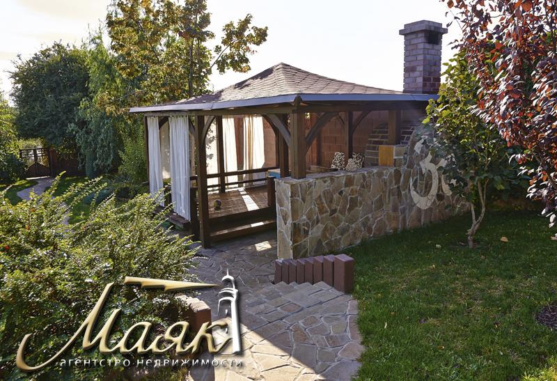 Дом, построенный по уникальному проекту в живописном уголке на берегу Днепра.