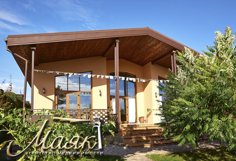 Дом, построенный по уникальному проекту в живописном уголке на берегу Днепра.