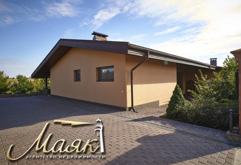 Дом, построенный по уникальному проекту в живописном уголке на берегу Днепра.