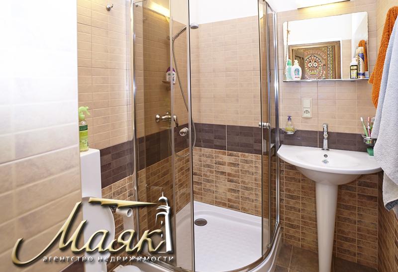 Дом, построенный по уникальному проекту в живописном уголке на берегу Днепра.