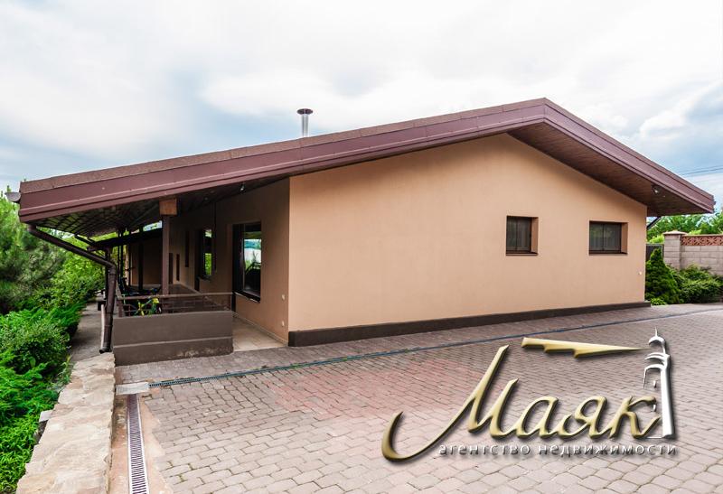 Дом, построенный по уникальному проекту в живописном уголке на берегу Днепра.