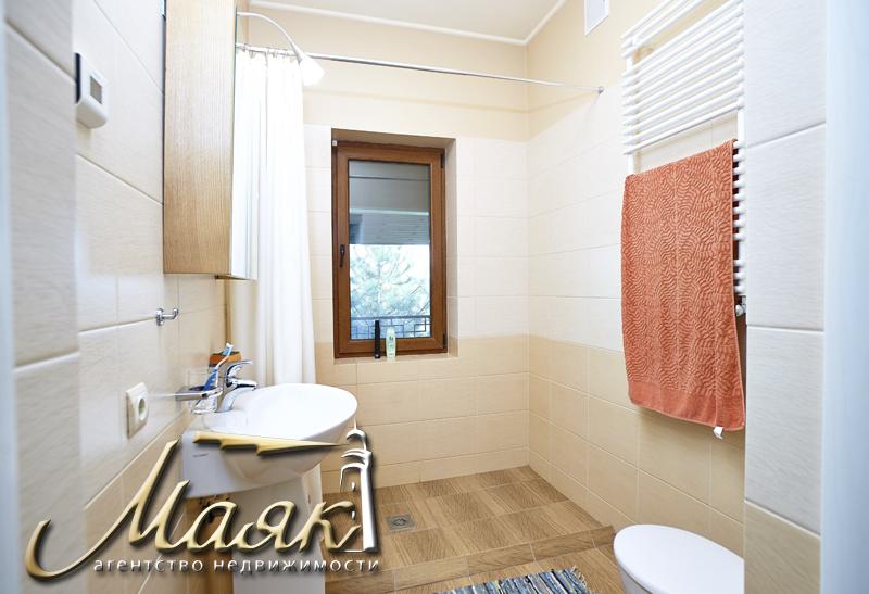 Дом, построенный по уникальному проекту в живописном уголке на берегу Днепра.