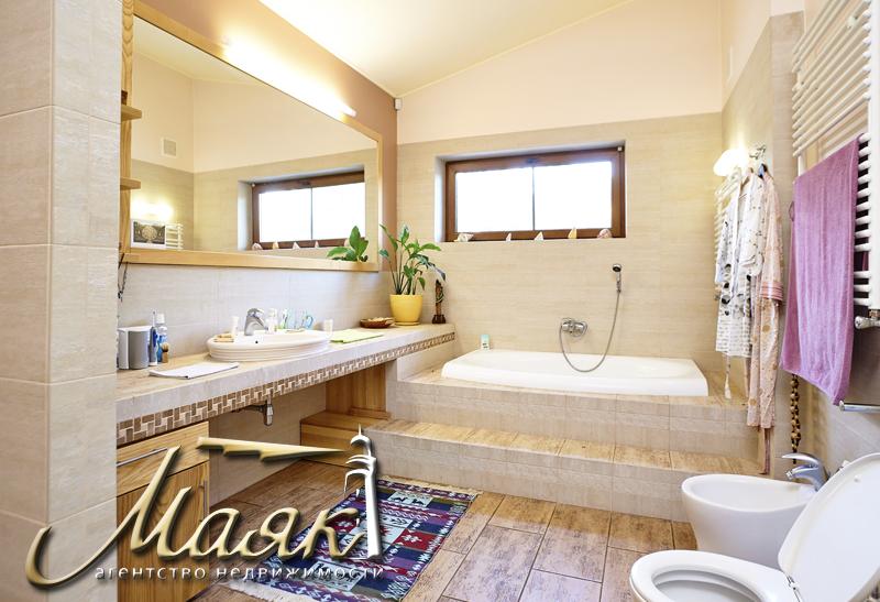 Дом, построенный по уникальному проекту в живописном уголке на берегу Днепра.