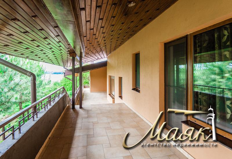 Дом, построенный по уникальному проекту в живописном уголке на берегу Днепра.