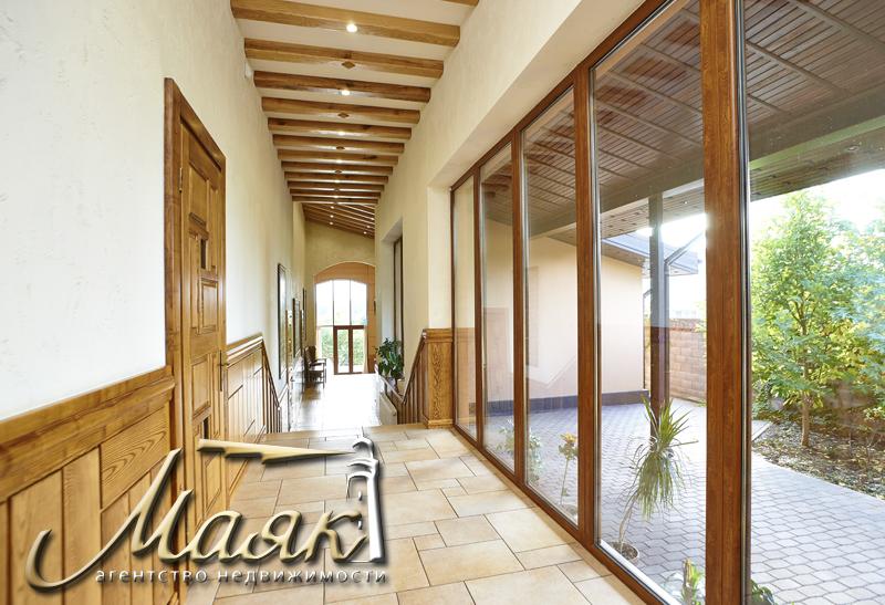 Дом, построенный по уникальному проекту в живописном уголке на берегу Днепра.