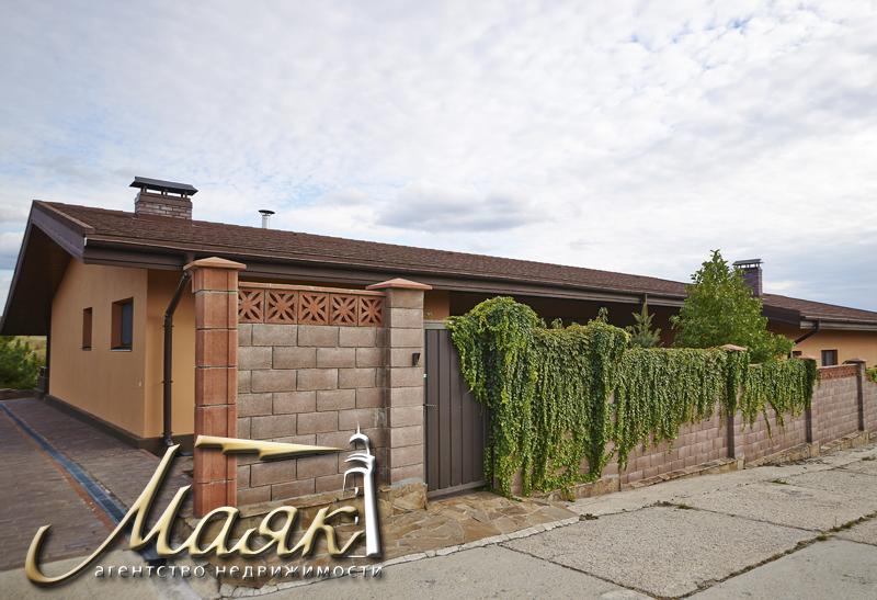 Дом, построенный по уникальному проекту в живописном уголке на берегу Днепра.