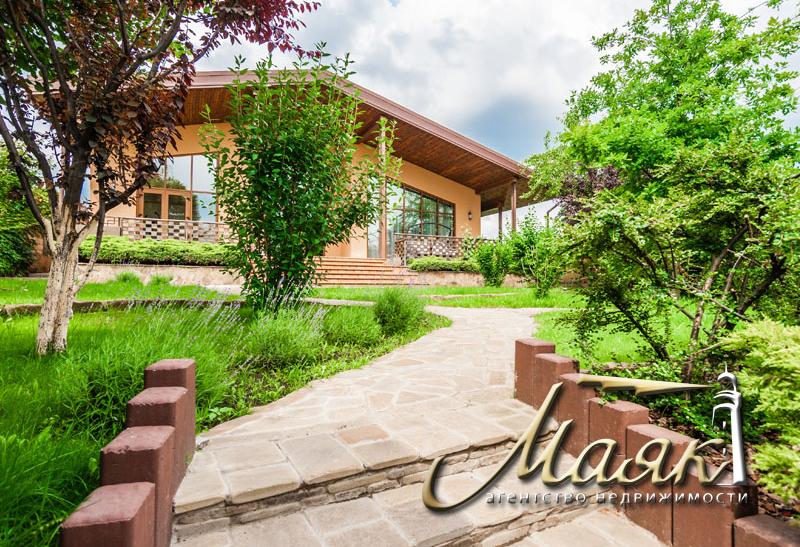 Дом, построенный по уникальному проекту в живописном уголке на берегу Днепра.