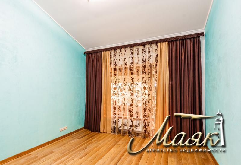 Дом, построенный по уникальному проекту в живописном уголке на берегу Днепра.