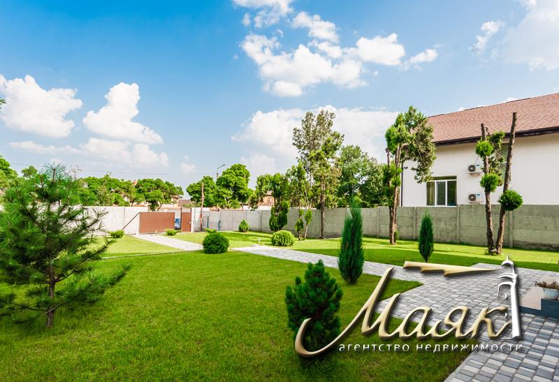 Предлагается к продаже дом с видом на Днепр.