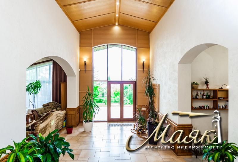 Дом, построенный по уникальному проекту в живописном уголке на берегу Днепра.