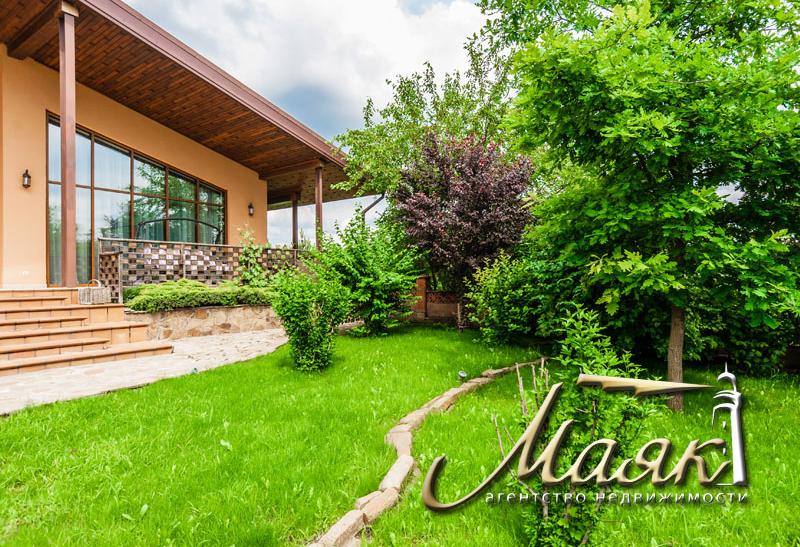 Дом, построенный по уникальному проекту в живописном уголке на берегу Днепра.