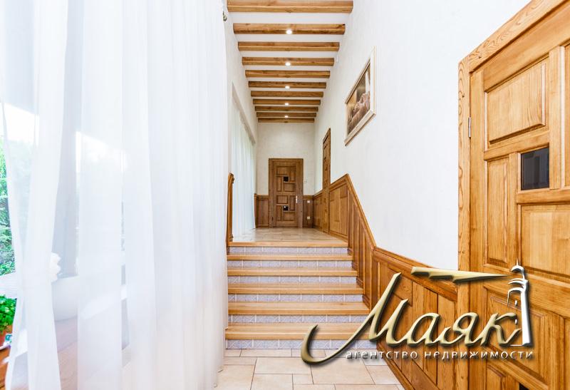 Дом, построенный по уникальному проекту в живописном уголке на берегу Днепра.