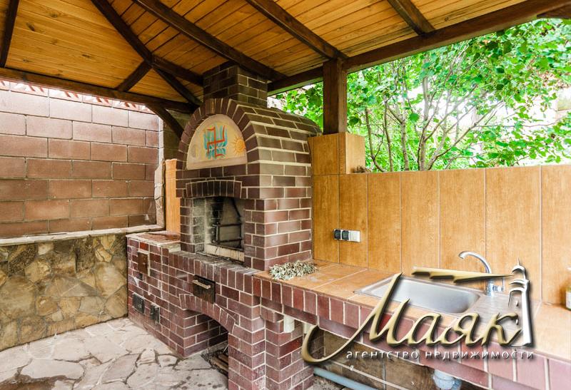 Дом, построенный по уникальному проекту в живописном уголке на берегу Днепра.