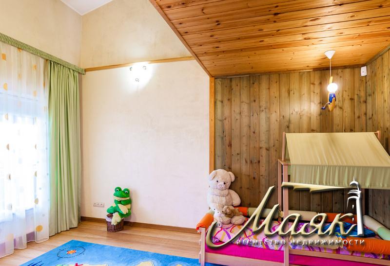 Дом, построенный по уникальному проекту в живописном уголке на берегу Днепра.