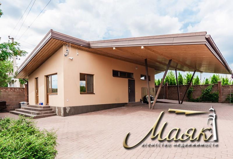 Дом, построенный по уникальному проекту в живописном уголке на берегу Днепра.