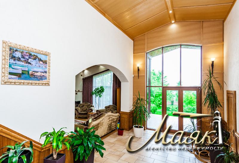 Дом, построенный по уникальному проекту в живописном уголке на берегу Днепра.