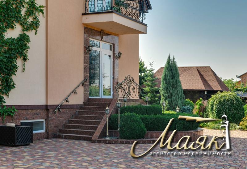 Предлагается к продаже шикарный двухэтажный дом в Бородинском микрорайоне.